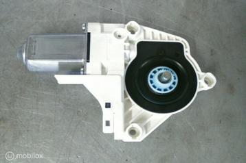 Raammotor rechtsvoor ​​8K0959802C​ ​​Audi A1 8X ('10-'18) beschikbaar voor biedingen