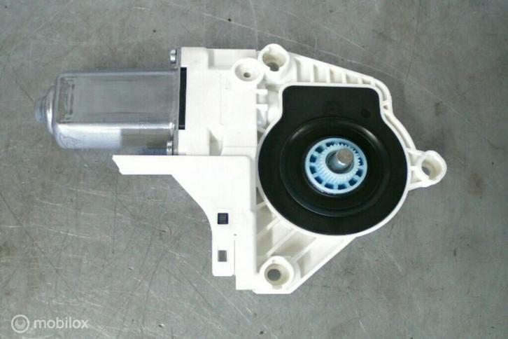 Raammotor rechtsvoor ​​8K0959802C​ ​​Audi A1 8X ('10-'18), Auto-onderdelen, Ruiten en Toebehoren, Audi, Gebruikt, Ophalen of Verzenden