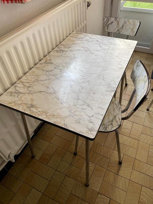 Vintage tafel en 2 stoelen marmer look, Huis en Inrichting, Tafels | Salontafels, Gebruikt, 75 cm of meer, 50 tot 100 cm, 100 tot 150 cm