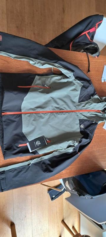 Dare 2 be regenjas/skipas nieuw. Maat M en XL nieuw beschikbaar voor biedingen