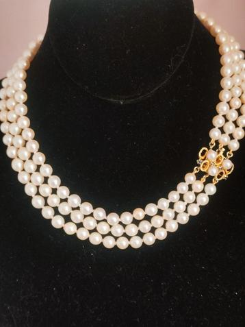 Akoya parels collier met gouden slot en saffieren  beschikbaar voor biedingen