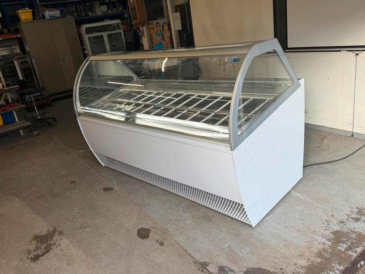 Wit Isa spa 24 bakjes Schepijsvitrine ijsvitrine zgan horeca, Zakelijke goederen, Horeca | Keukenapparatuur, Ophalen