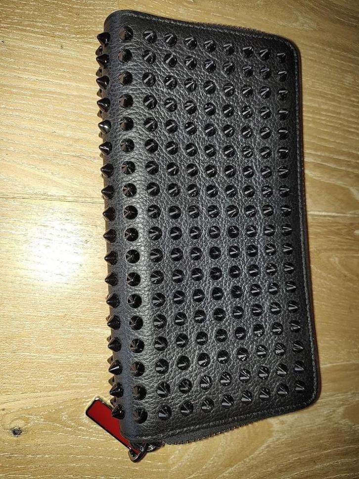 Christian Louboutin Long Wallet. Zwart kalfsleder. NIEUW, Handtassen en Accessoires, Portemonnees, Nieuw, Overige merken, Zwart