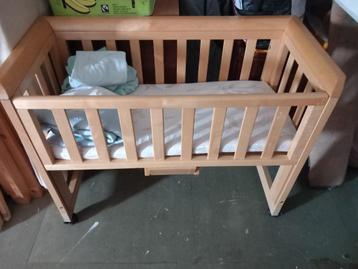 Houten co-sleeper baby bedje met matras beschikbaar voor biedingen