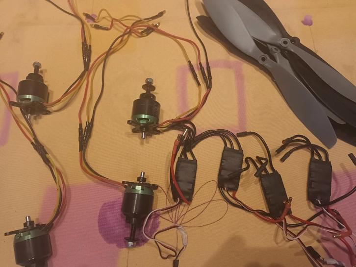 Moteur brushless et contrôleur, Hobby en Vrije tijd, Modelbouw | Radiografisch | Helikopters en Quadcopters, Zo goed als nieuw