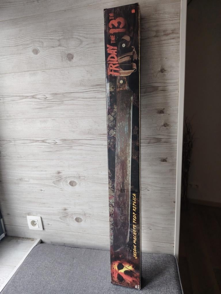 RARE RÉPLIQUE D'ACCESSOIRE DE MACHETTE NECA JASON 1:1 VENDRE, Collections, Cinéma & Télévision, Comme neuf, Film, Enlèvement ou Envoi