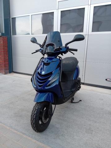 Piaggio Zip 4T Scooter BMW Glans Donkerblauw LED (B-Klasse) beschikbaar voor biedingen