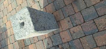 Granieten zuil. beschikbaar voor biedingen