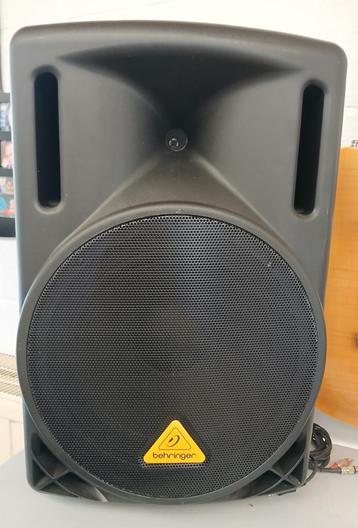 Baffle BEHRINGER Eurolive B212 D avec trépied, Comme neuf, Enlèvement, 120 watts ou plus, Haut-parleur central