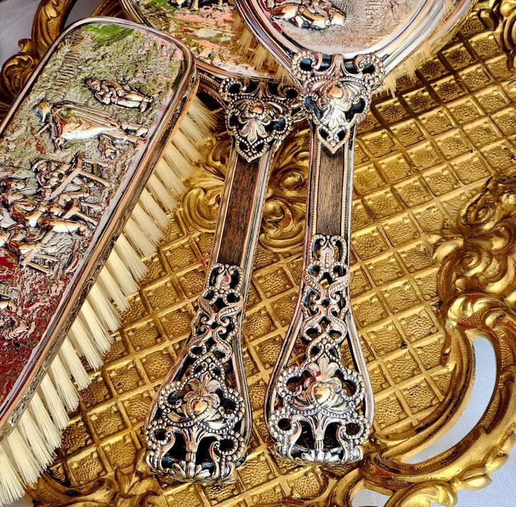 Ensemble de coiffeuse ancienne en métal argenté, Antiquités & Art, Antiquités | Accessoires de maison, Enlèvement