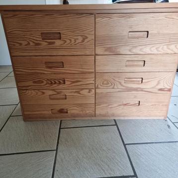 Meuble / commode en bois disponible aux enchères