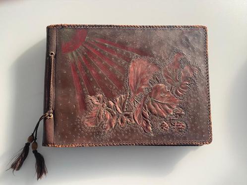 Vintage Fotoalbum Leder Reliëf Eind 19de - 20ste Eeuw, Audio, Tv en Foto, Fotoalbums en Accessoires, Gebruikt, Fotoalbum, Ophalen of Verzenden
