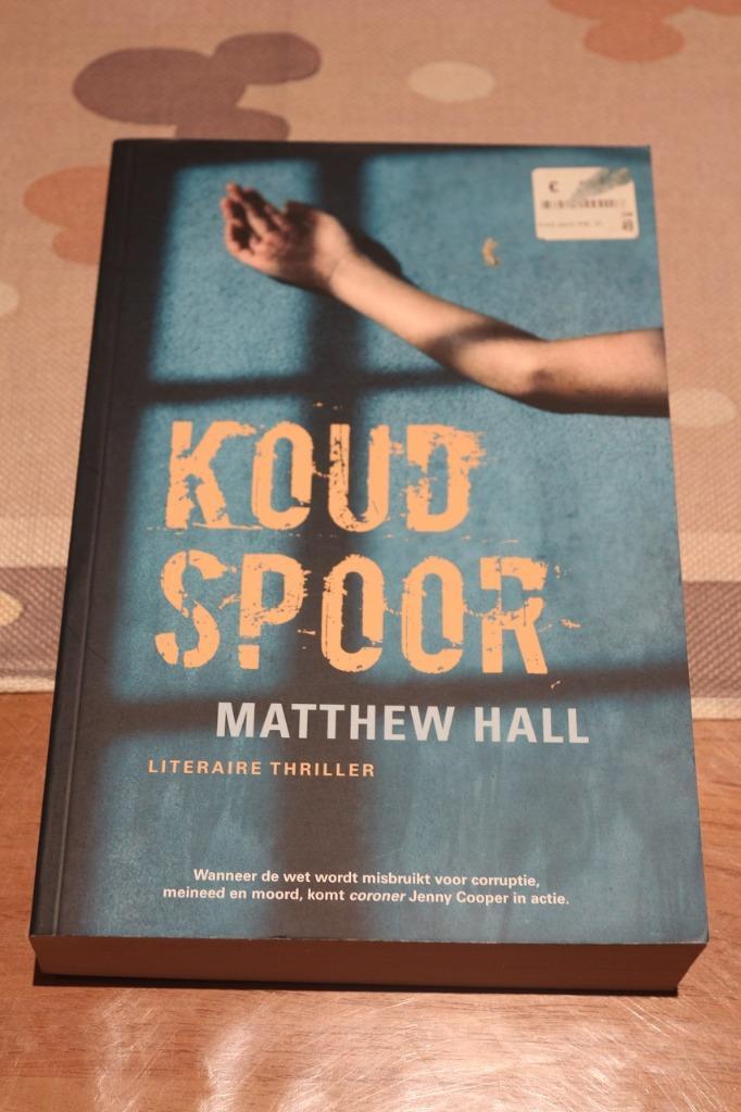 *Koud spoor - Matthew Hall, Boeken, Thrillers, Zo goed als nieuw, Europa overig, Ophalen of Verzenden