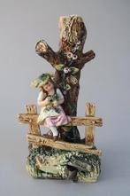 Vase en barbotine orné d'un personnage, Enlèvement ou Envoi