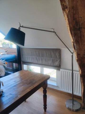 Verstelbare staande vloerlampen (2 stuks)met extra lampenkap beschikbaar voor biedingen