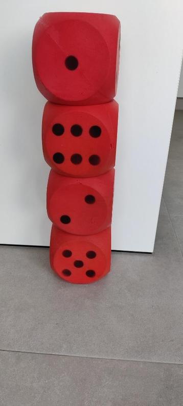 Foam dobbelstenen 16x16 cm beschikbaar voor biedingen