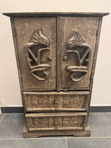 Uniek handgesneden houten kastje met etnische uitstraling beschikbaar voor biedingen