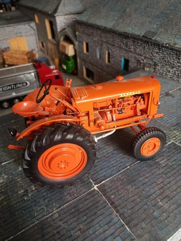 Renault 3042 Universal Hobbies 1:16 beschikbaar voor biedingen