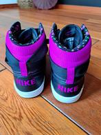NIKE - Zwarte Sneakers met paars motief (limited), Kleding | Dames, Schoenen, Zwart, Nike, Ophalen of Verzenden, Zo goed als nieuw
