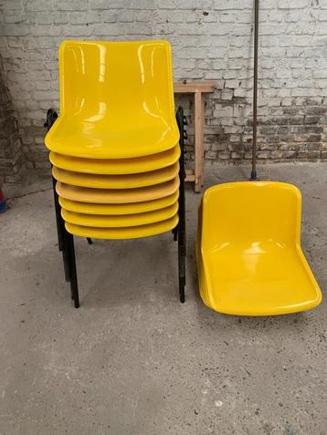 Stapelstoelen beschikbaar voor biedingen