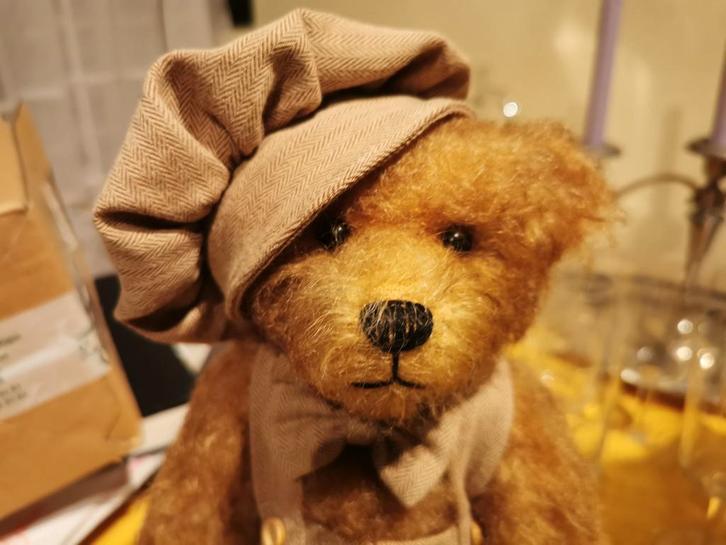 Unieke handgemaakte beer. 32 cm hoog., Verzamelen, Beren en Cherished Teddies, Nieuw, Stoffen beer, Overige merken, Ophalen of Verzenden