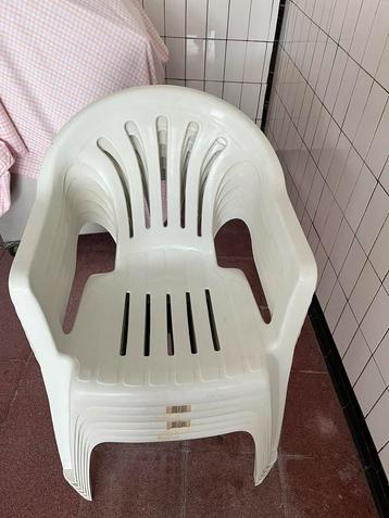 Lot van 6 witte tuinstoelen beschikbaar voor biedingen