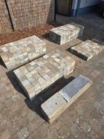 Puurs: 830 betonklinkers (11cm x 11cm x 6cm), Tuin en Terras, Ophalen, Klinkers, Zo goed als nieuw, 10 m² of meer