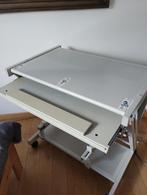Metalen computer tafel, Ophalen, Met wielen, Zo goed als nieuw