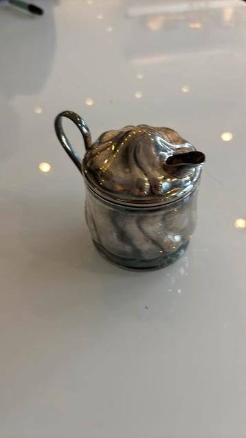 Verzilverd melkkannetje beschikbaar voor biedingen