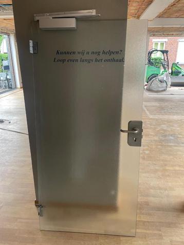 Glazen deur beschikbaar voor biedingen