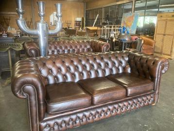 Beau canapé Chesterfield original en cuir anglais 3 places