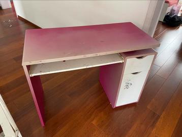 Bureau pour étudiant fuschia/emplacement clavier. Bon état ! beschikbaar voor biedingen