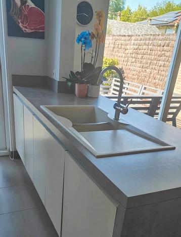 Strakke Dovy keuken met eiland naturel kleur beschikbaar voor biedingen