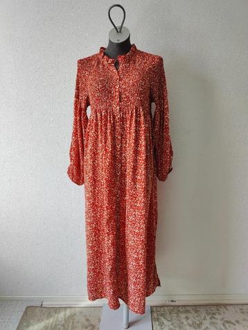 Rode lange jurk met bloemetjes – maat M/L – In April 1986 beschikbaar voor biedingen