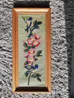 Vintage, ingelijst geborduurd werk, bloem met vogels., Huis en Inrichting, Ophalen