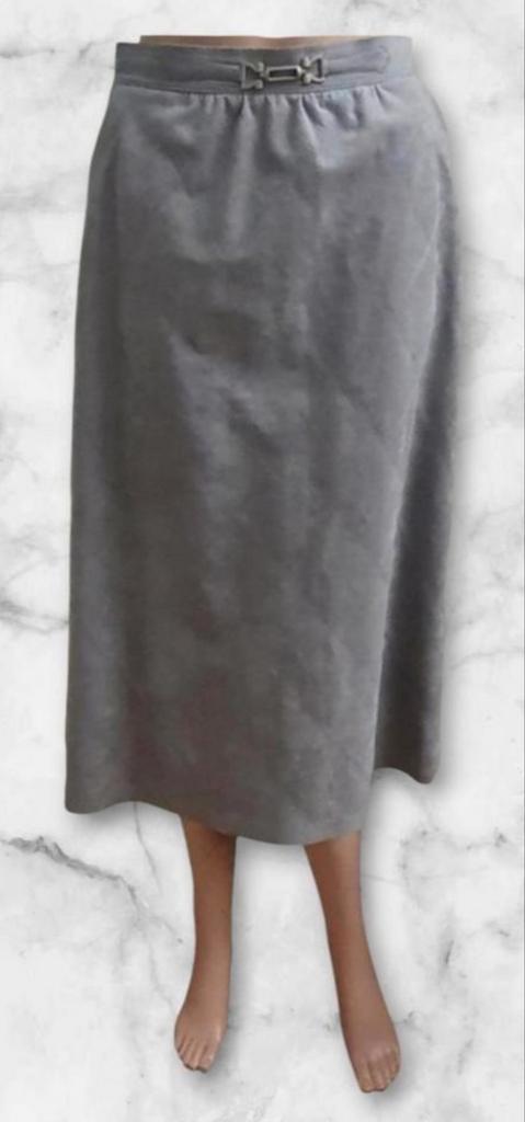 ✨ VINTAGE suède rok maat 38 – uniek en stijlvol✨️, Kleding | Dames, Rokken, Zo goed als nieuw, Maat 38/40 (M), Grijs, Onder de knie