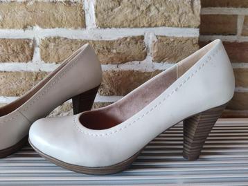 Nieuwe witte pumps beschikbaar voor biedingen