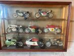 Vitrine complète de maquettes de motos de course classiques, Comme neuf