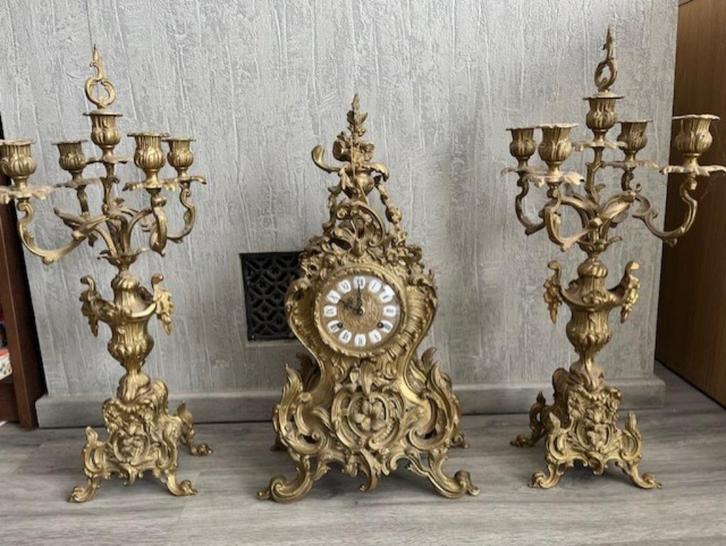Klok met 2 kandelaars bestaande uit messing., Antiek en Kunst, Antiek | Klokken, Ophalen