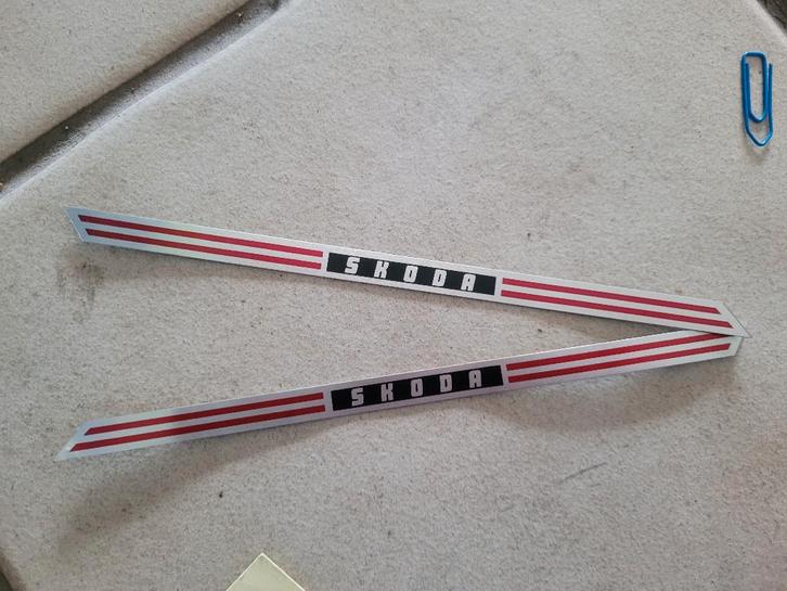 Paire d'Autocollants Vintage SKODA - Années 80/90 - Neufs, Autos : Pièces & Accessoires, Autres pièces automobiles, Skoda, Neuf