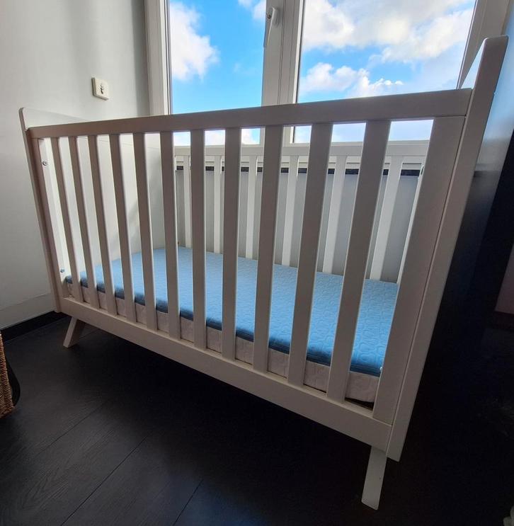 Babybed en commode merk Bopita. Incl. matras en vele extra´s, Kinderen en Baby's, Kinderkamer | Complete kinderkamers, Gebruikt