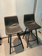 Tabourets de bar, Enlèvement