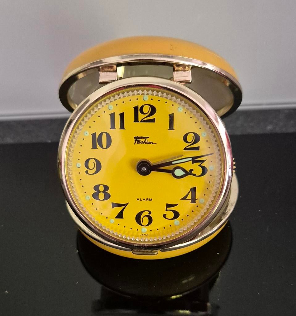 Réveil de voyage à la mode rétro des années 1960 et 1970 (fo, Enlèvement