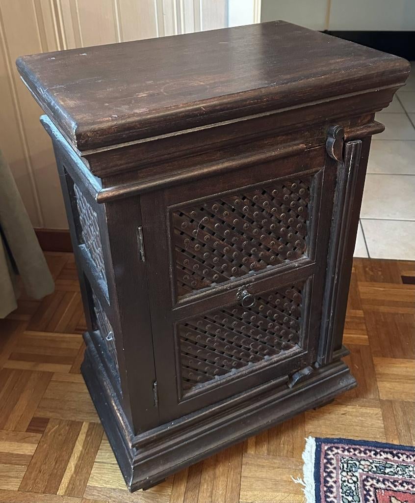 Meuble / armoire d'appoint vintage en bois foncé, Antiquités & Art, Antiquités | Meubles | Chaises & Canapés, Enlèvement