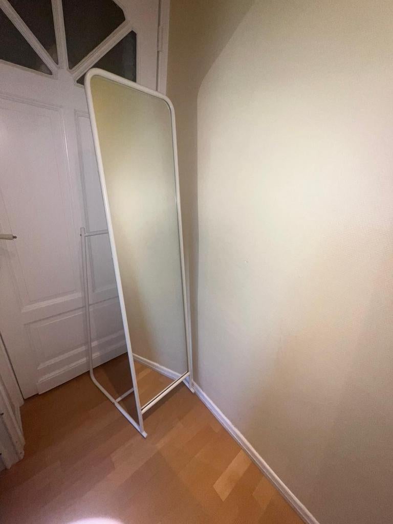 Miroir et portant vêtements et accessoires