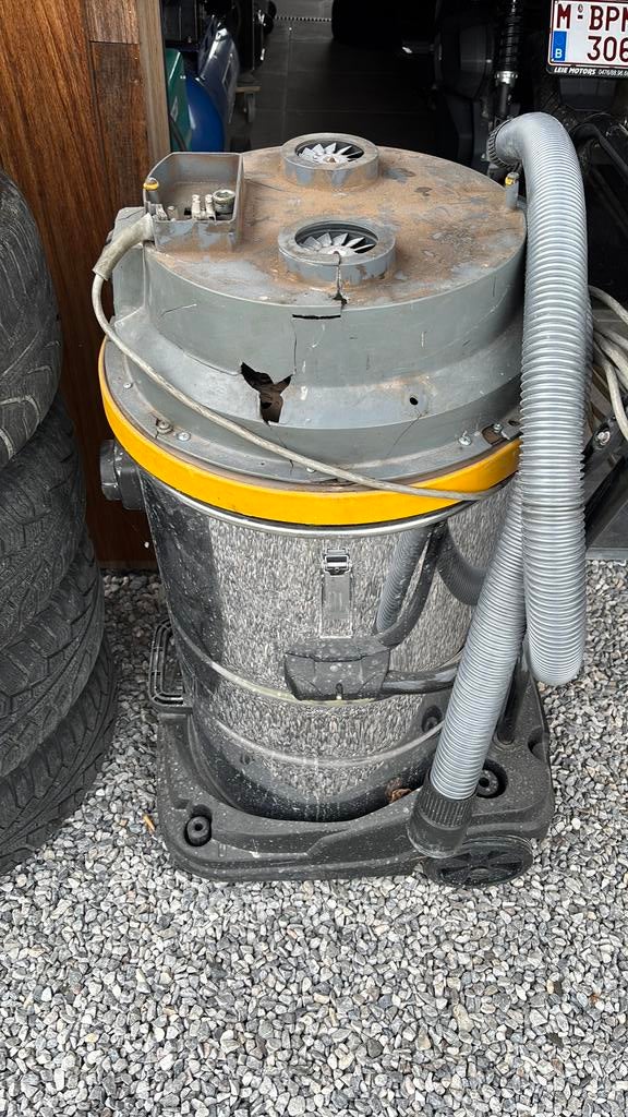 Stofzuiger 2 motoren, Ophalen, Zo goed als nieuw, Stofzuiger