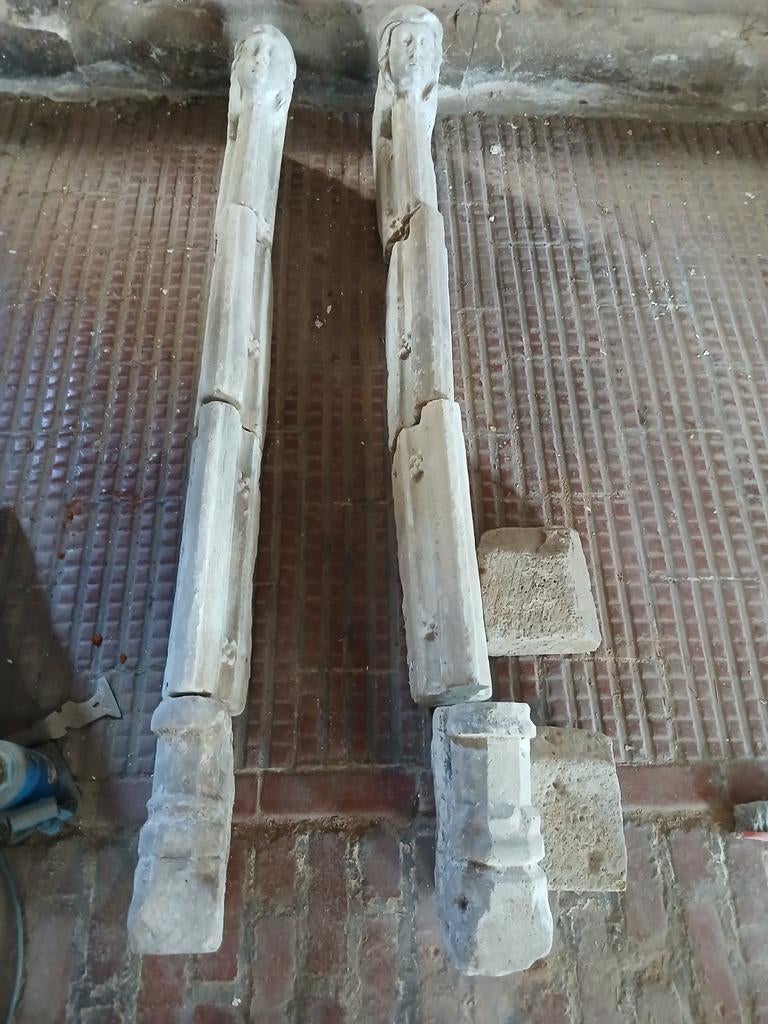 cheminée gothique, Enlèvement ou Envoi