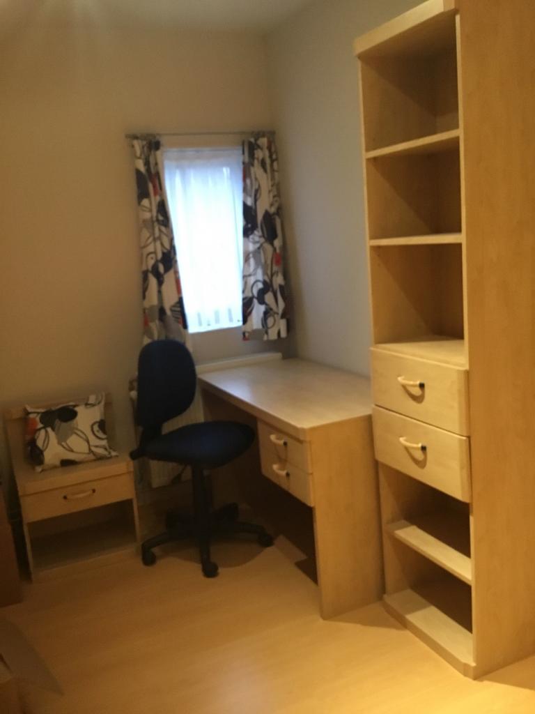 Bureau plus armoire et table d'appoint, Enlèvement, Comme neuf