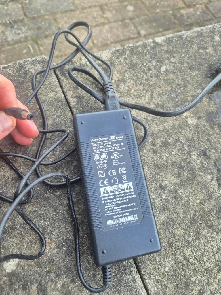 Chargeur vélo/trottinette électrique 
29.4v, Enlèvement ou Envoi