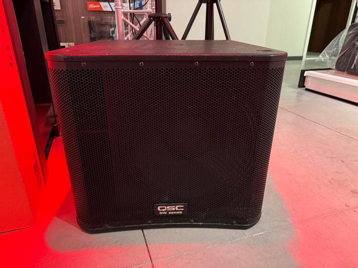 QSC KW181, TV, Hi-fi & Vidéo, Enceintes, Utilisé, Subwoofer, 120 watts ou plus, Autres marques, Enlèvement